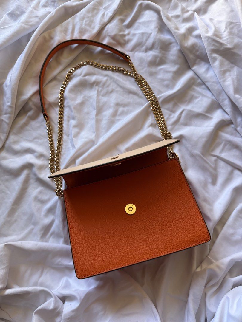 Tory Burch Emerson Envelope Colorblock Shoulder Bag (Category: Shoulder Bags) located in Las Pinas. Submitted by euphrasia_ (Listing ID 1470611825, Image 2). Description: Tory Burch Emerson Envelope Colorblock Shoulder Bag ₱8,500 slightly negotiable if sure buyer issue: - no dustbag and any other inclusions - authentic - bought in japan note that all items/bags are preloved, please manage your expectations. colors may vary due to lighting. 📍las 