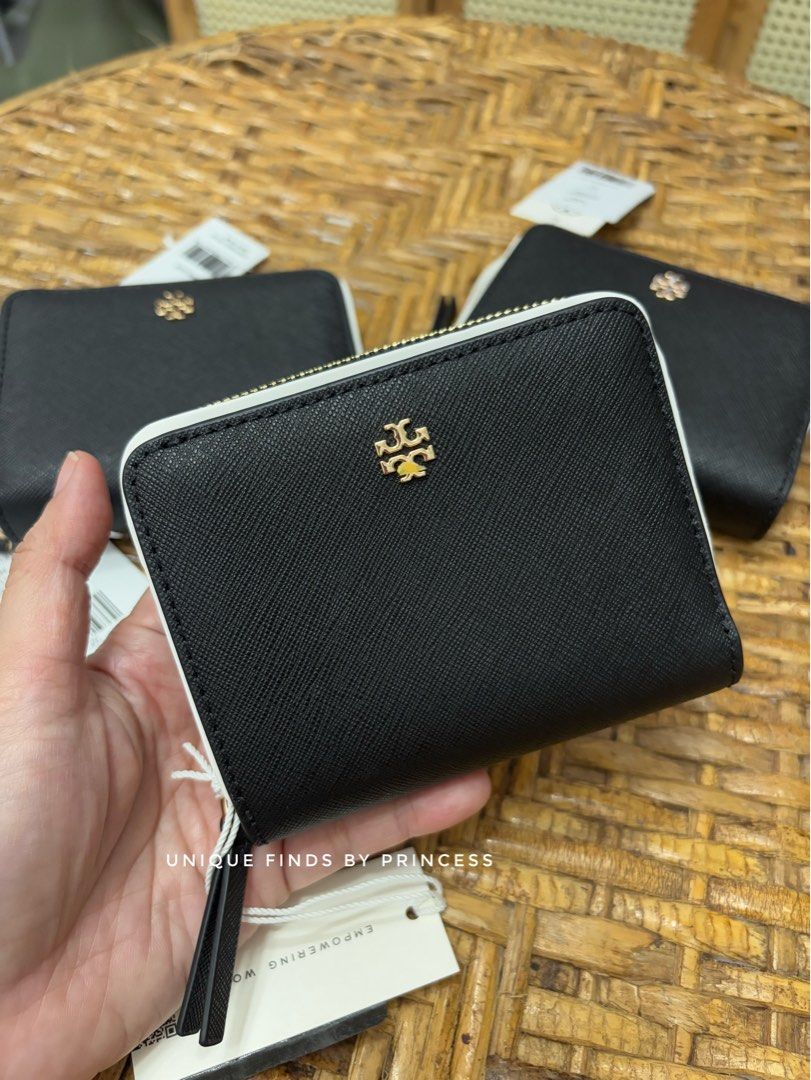 tory burch emerson saffiano leather wallet (Category: Wallets & Card holders) located in Cavite. Submitted by mylittlechicshop (Listing ID 1470478149, Image 1). Description: Tory B Emerson Saffiano Leather Wallet ✅Last pc available ❌2 sold • Color: Black (with signature gold-tone hardware) • Material: Saffiano Leather (highly durable, scratch-resistant, and easy to clean) • Approximate Dimensions: 4.5" W x 3.75" H x 1" D (approx. 11.5 cm x 9.5 cm