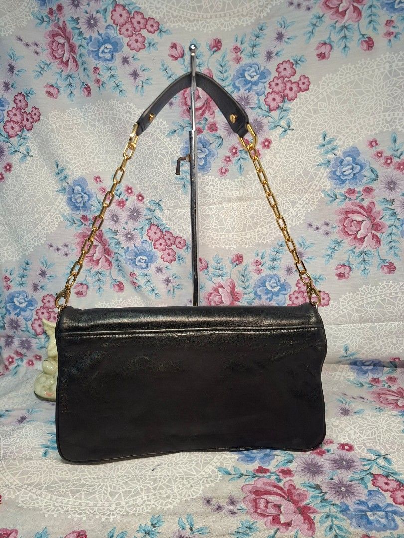 TORY BURCH LEATHER BAG (Category: Shoulder Bags) located in General Mariano Alvarez. Submitted by adonid (Listing ID 1470636589, Image 2). Description: GOOD CONDITION TORY BURCH LEATHER SHOULDER BAG NORMAL OF USAGE MAY GASGAS SYA SA LIKOD NA PART BANDANG ILALIM.