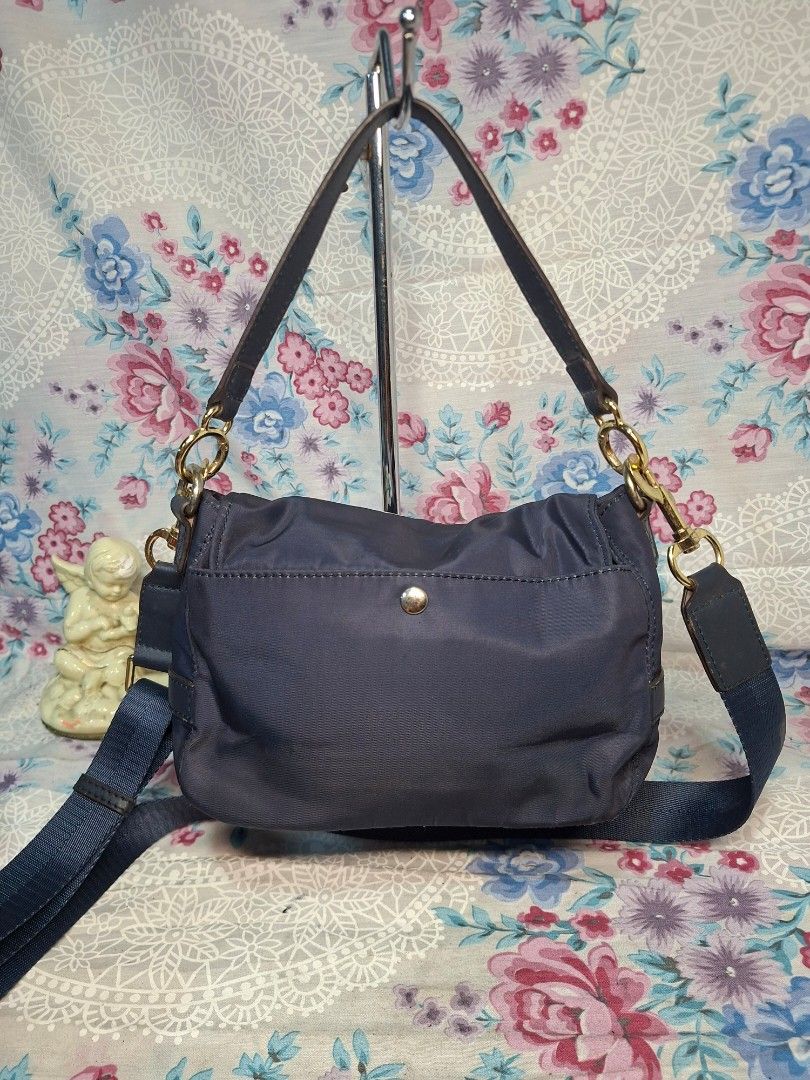 TORY BURCH NYLON TWO WAY BAG (Category: Shoulder Bags) located in General Mariano Alvarez. Submitted by adonid (Listing ID 1470633384, Image 2). Description: GOOD CONDITION TORY BURCH NYLON TWO WAY BAG NORMAL SIGN OF USAGE ONLY.