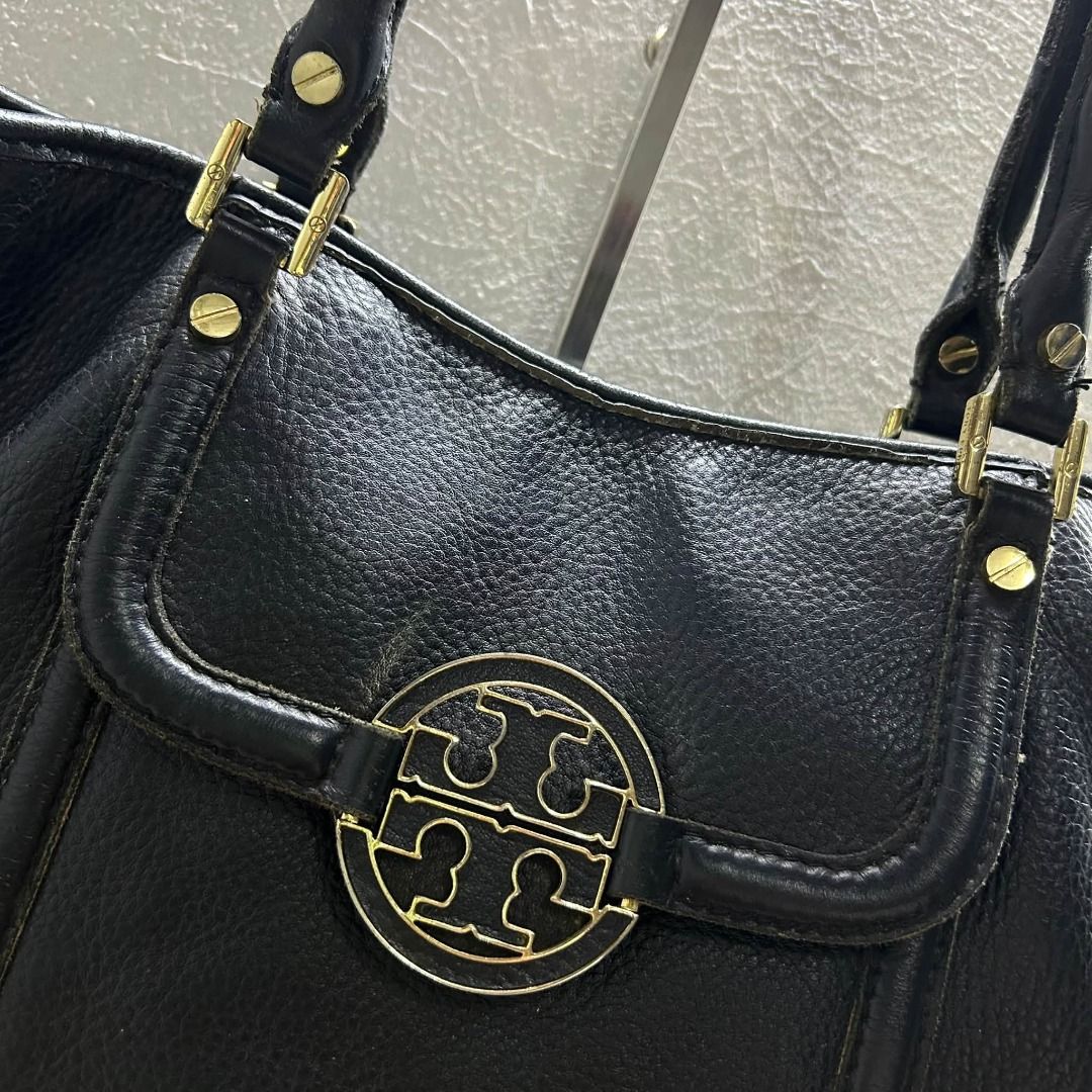TORYBURCH LEATHER HAND BAG (Category: Shoulder Bags) located in Caloocan City. Submitted by j3ngsanity (Listing ID 1470576470, Image 2). Description: ISSUE : MISSING SLING / MIN LEATHER SCRATCH / FADING ON HARDWARE .