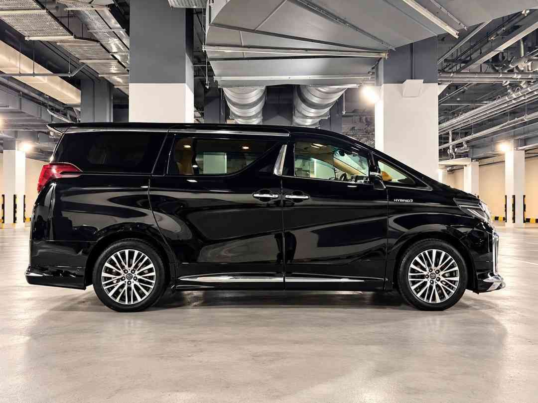 Toyota Alphard Hybrid 2.5 X 7-Seater (A) (Category: Used Cars) located in Singapore. Submitted by sgcarchoicewc (Listing ID 1470597513, Image 3). Description: Nest 7 seater MPV by Toyota. Additional transfer count due to personal to company. Low mileage. Beautiful black paintwork with clean and neat non smoking premium leather interior. Absolute best choice for big families. View for yourself. Contact me today!!! Viewing strictly by appointment b