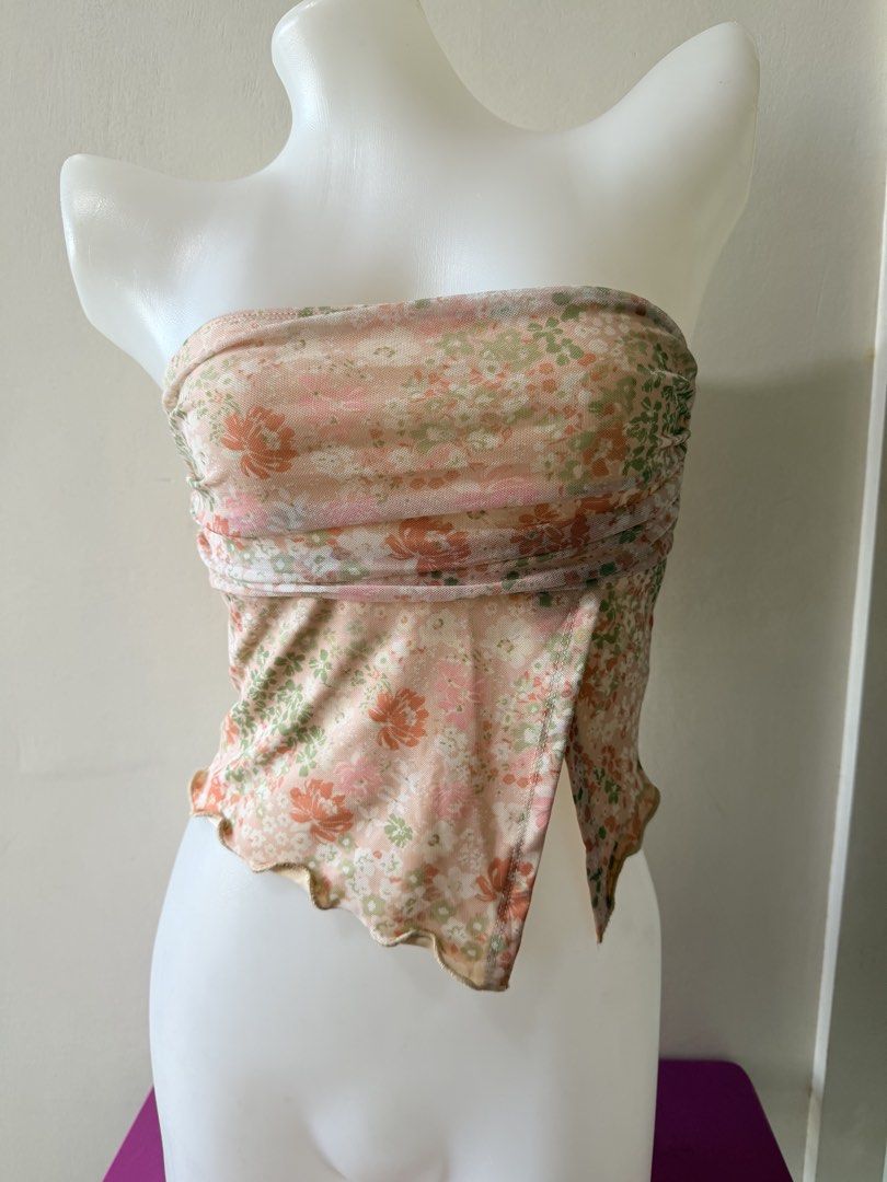 Tube blouse printed (Category: Blouses) located in Manila. Submitted by hellokittyjhoe (Listing ID 1470696114, Image 1). Description: Petite S size.