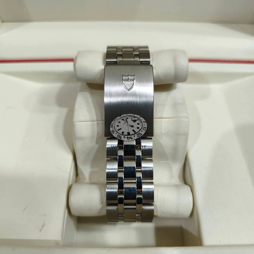 Tudor classic 40mm (Category: Everything Else Others) located in Quezon City. Submitted by wristshotmanila (Listing ID 1470679726, Image 2). Description: Tudor Classic 128,000 pesos Day date Reference: 23010 Year: 2014 Rating: 9/10 Crystal: sapphire Movement: automatic Case: 40mm Bracelet: fits 7.75 inches wrist Complete set red app: @wrist_shot_manila black app: @wristshotmanila #wristshotmanila #TUDORCLASSIC #tudordaydate #TudorWatch #swissmade