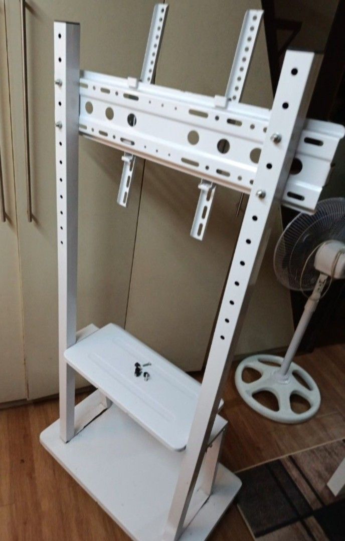 tv standart/hanging (Category: TV Parts & Accessories) located in Muntinlupa City. Submitted by markkeub (Listing ID 1470583718, Image 3). Description: tv standart/hanging pick up alabang send sameday lalamove or grab.