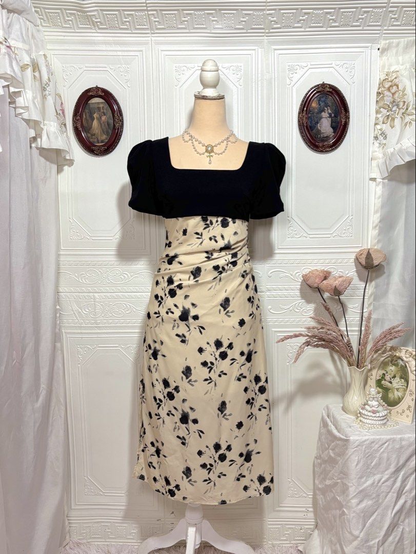 Two-tone Black and Cream Dress (Category: Dresses) located in San Jose. Submitted by vintagely_retro (Listing ID 1470650462, Image 1). Description: With lining | sidezip Measurements: Frame Small-Medium Bust 30-34” Waist 26-28” Length 44”.