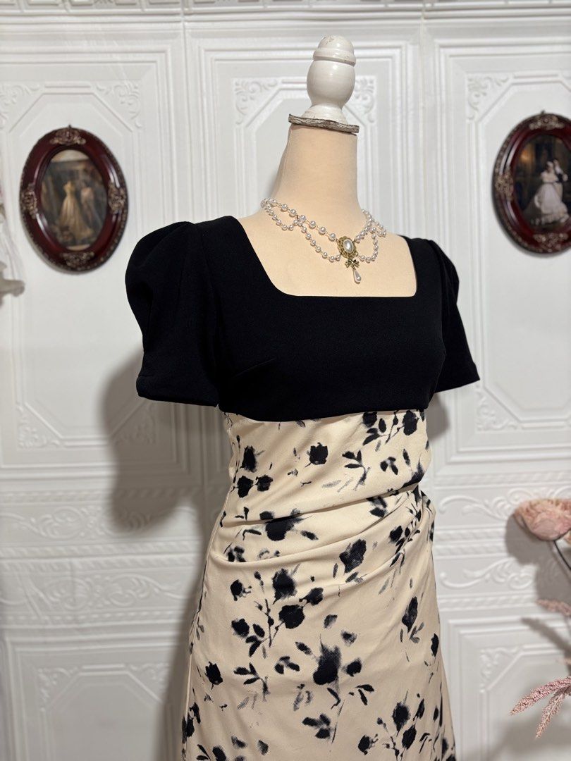Two-tone Black and Cream Dress (Category: Dresses) located in San Jose. Submitted by vintagely_retro (Listing ID 1470650462, Image 3). Description: With lining | sidezip Measurements: Frame Small-Medium Bust 30-34” Waist 26-28” Length 44”.