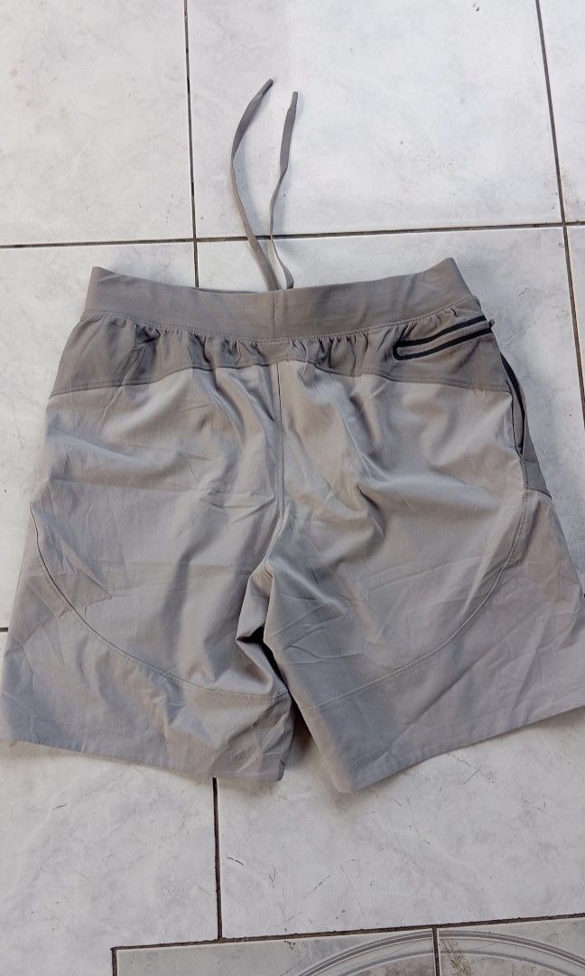 Under armour athletic shorts (Category: Shorts) located in Manila. Submitted by ricobagallon123 (Listing ID 1470601476, Image 3). Description: .