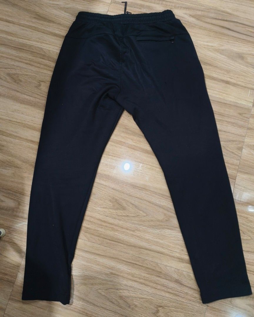 Under Armour Black Jogger Pants with Pockets (Category: Joggers) located in Munoz. Submitted by toy_zone (Listing ID 1470678592, Image 2). Description: - Brand: Under Armour - Color: Black - Fit: Standard tapered fit - Interior: Soft fleece lining for warmth - Waistband: Elastic with adjustable drawstring - Pockets: Secure zipped side pockets and a back zip pocket - Condition: Light lint visible on fabric surface Large to Xl garterize w/tali Maka