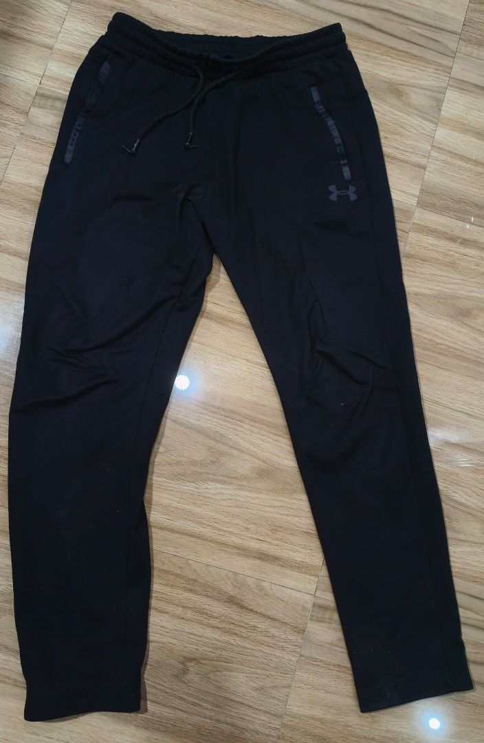 Under Armour Black Jogger Pants with Pockets (Category: Joggers) located in Munoz. Submitted by toy_zone (Listing ID 1470678592, Image 1). Description: - Brand: Under Armour - Color: Black - Fit: Standard tapered fit - Interior: Soft fleece lining for warmth - Waistband: Elastic with adjustable drawstring - Pockets: Secure zipped side pockets and a back zip pocket - Condition: Light lint visible on fabric surface Large to Xl garterize w/tali Maka