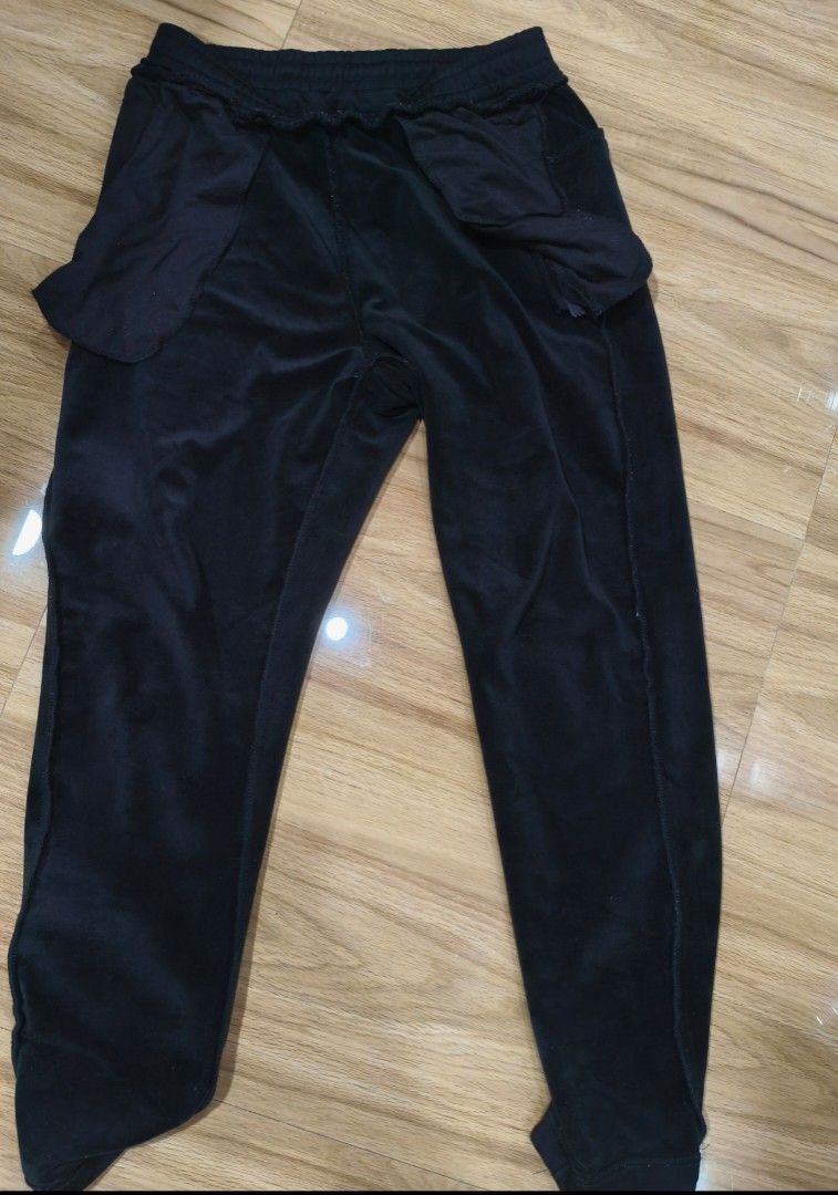 Under Armour Black Jogger Pants with Pockets (Category: Joggers) located in Munoz. Submitted by toy_zone (Listing ID 1470678592, Image 3). Description: - Brand: Under Armour - Color: Black - Fit: Standard tapered fit - Interior: Soft fleece lining for warmth - Waistband: Elastic with adjustable drawstring - Pockets: Secure zipped side pockets and a back zip pocket - Condition: Light lint visible on fabric surface Large to Xl garterize w/tali Maka