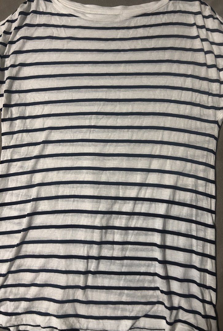 UNIQLO (Category: Shirts) located in Davao. Submitted by sart0ria85 (Listing ID 1470703005, Image 3). Description: Classic white tshirt and dark navy blue horizontal stripes. 75%POLYESTER 25%MODAL MADE IN CHINA 🇨🇳 LARGE. Size 8 EXCELLENT CONDITION (90/100).
