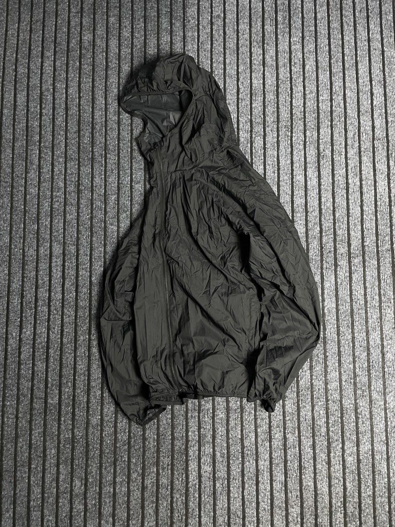 Uniqlo - UV Packable Rain Jacket (Category: Coats, Jackets and Outerwear) located in Puerto Princesa. Submitted by palawan.swagdealer (Listing ID 1470728353, Image 1). Description: All details are provided Kindly check each photo No major flaws In excellent condition.