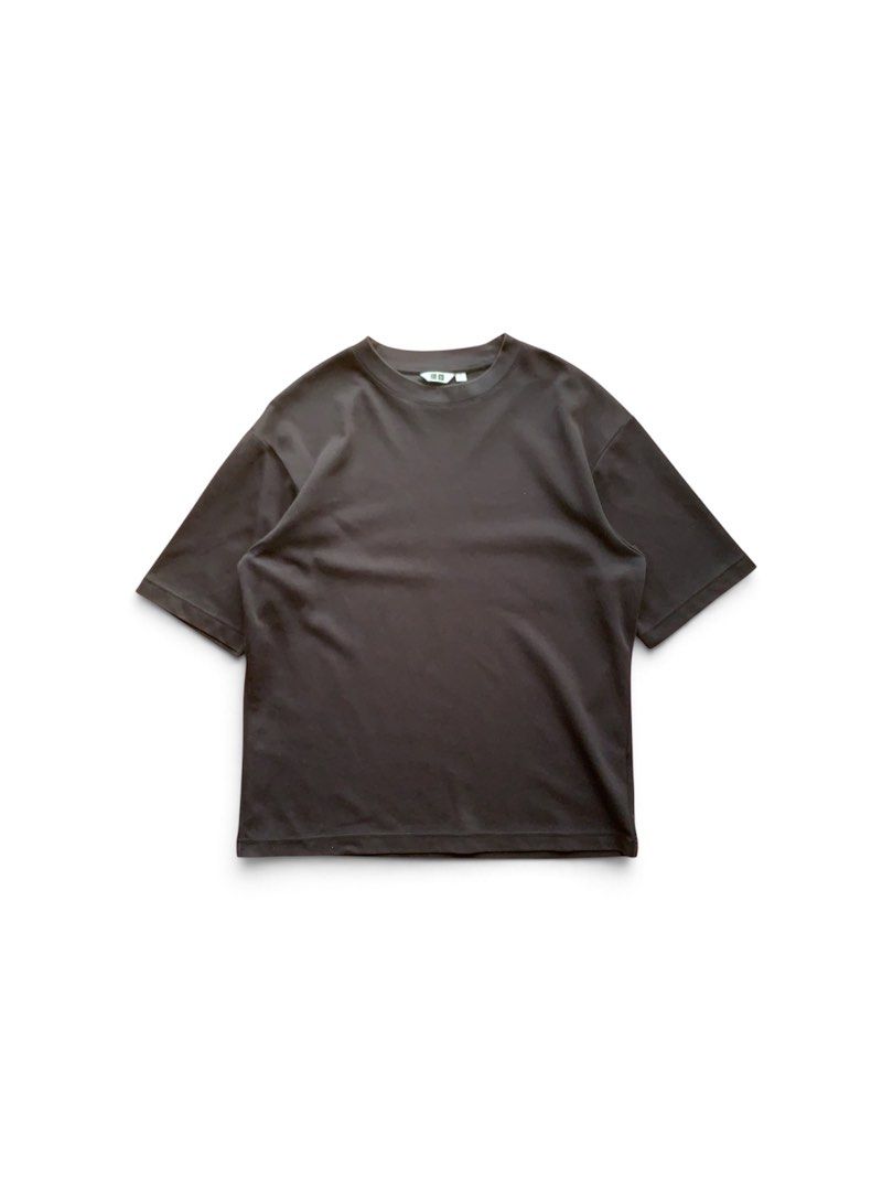 Uniqlo Airism Black Tee (Category: Tshirts & Polo Shirts ) located in Calamba. Submitted by tobs.thriftz (Listing ID 1470635794, Image 1). Description: Size M on Tag Dimes - 21.5 x 27.5 No Issue Excellent Condition Color Rate - 9/10 All items are 100% thrifted / pre-loved and may show normal signs of wear due to previous use and age. Please manage your expectations before purchasing. We do our best to disclose any noticeable flaws. Colors may var