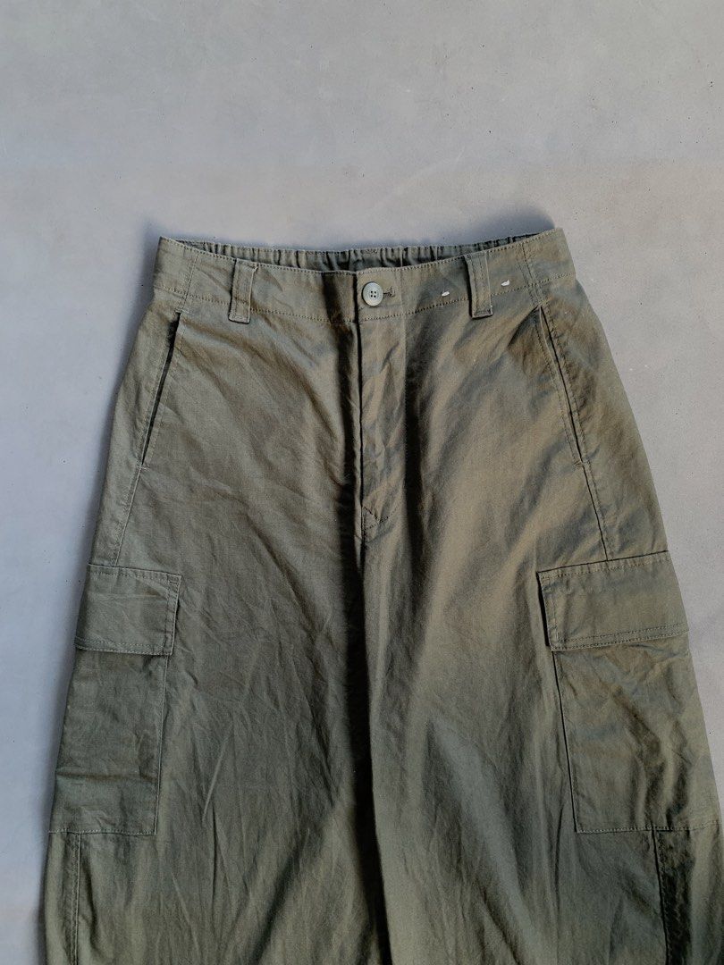 Uniqlo Barrel Cargo Pants (Category: Jeans) located in Malinao. Submitted by nhlcrza (Listing ID 1470624739, Image 3). Description: .