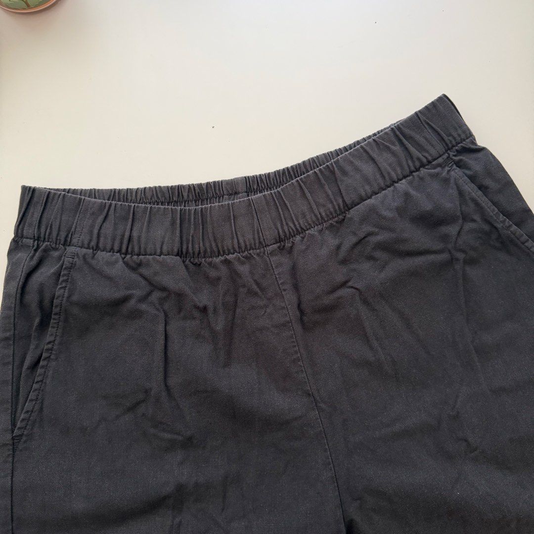 Uniqlo Black Ankle Pants (Category: Other Bottoms) located in Las Pinas. Submitted by frances.finds (Listing ID 1470624253, Image 2). Description: - LAST PRICE - can fit up to size large - see 4th photo for when worn.