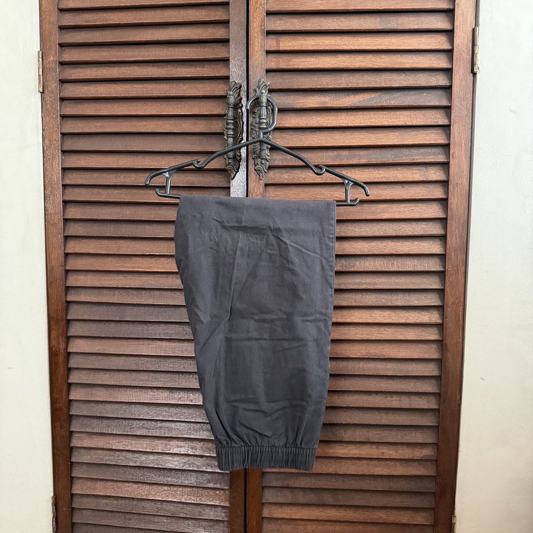Uniqlo Black Ankle Pants (Category: Other Bottoms) located in Las Pinas. Submitted by frances.finds (Listing ID 1470624253, Image 1). Description: - LAST PRICE - can fit up to size large - see 4th photo for when worn.