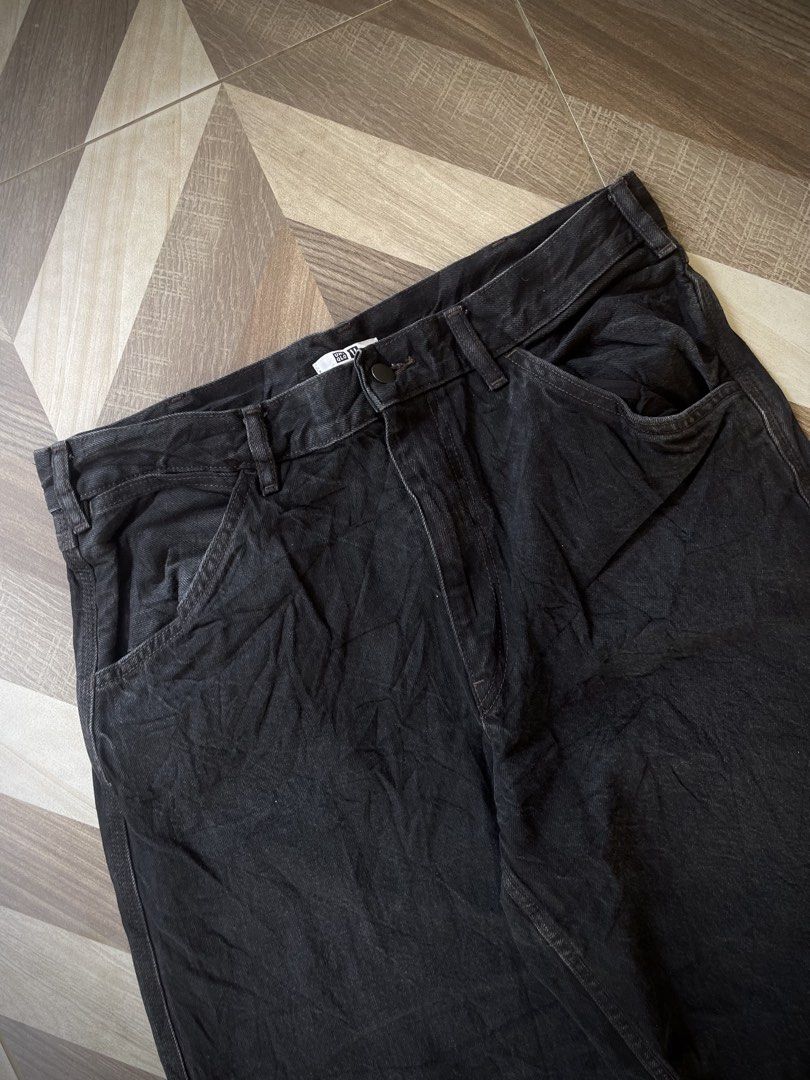 Uniqlo Black Baggy Jeans (Category: Jeans) located in Pagadian. Submitted by thrift.wrld (Listing ID 1470652247, Image 2). Description: ( Uniqlo Black Baggy Jeans ) Dimensions: • Waist: 34 • Length: 41 • Thigh: 15 • Hem: 10.5 Drop Prices: • Mine: 500 + ₱9O shipping fee (sf) Details: • 1O/1O Color rate • Flawless, As new condition with zero flaws • Need wash • Hard Denim.
