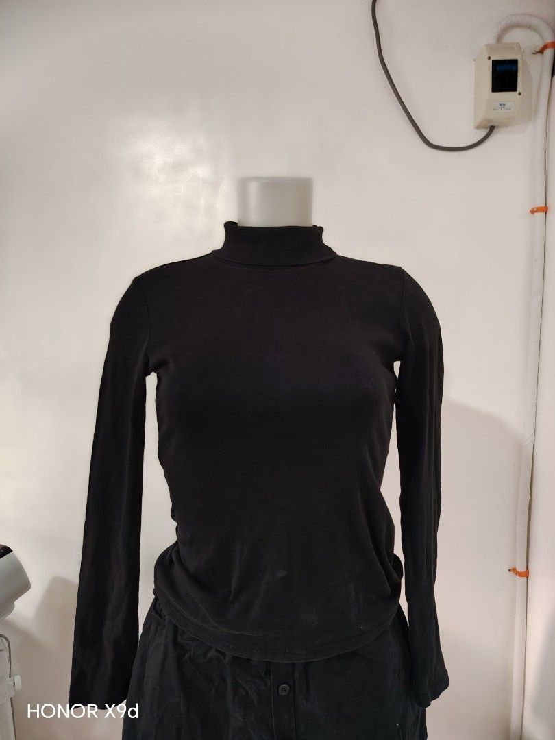 Uniqlo Black Turtleneck Long Sleeve (Category: Longsleeves) located in Mabalacat. Submitted by Jackikay.PreLoved (Listing ID 1470636599, Image 1). Description: - Brand: Uniqlo - Item: Black turtleneck long sleeve top - Size: S on tag - Material: 94% cotton, 6% spandex (Made in Vietnam) - Features: Ribbed fabric texture, fitted style - Condition: Excellent basic piece for layering or everyday wear.
