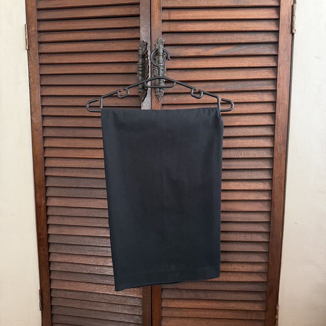 Uniqlo Black Wide Leg Pants (Category: Jeans) located in Las Pinas. Submitted by frances.finds (Listing ID 1470624812, Image 1). Description: - LAST PRICE - can fit up to size 29 - no photo when worn.