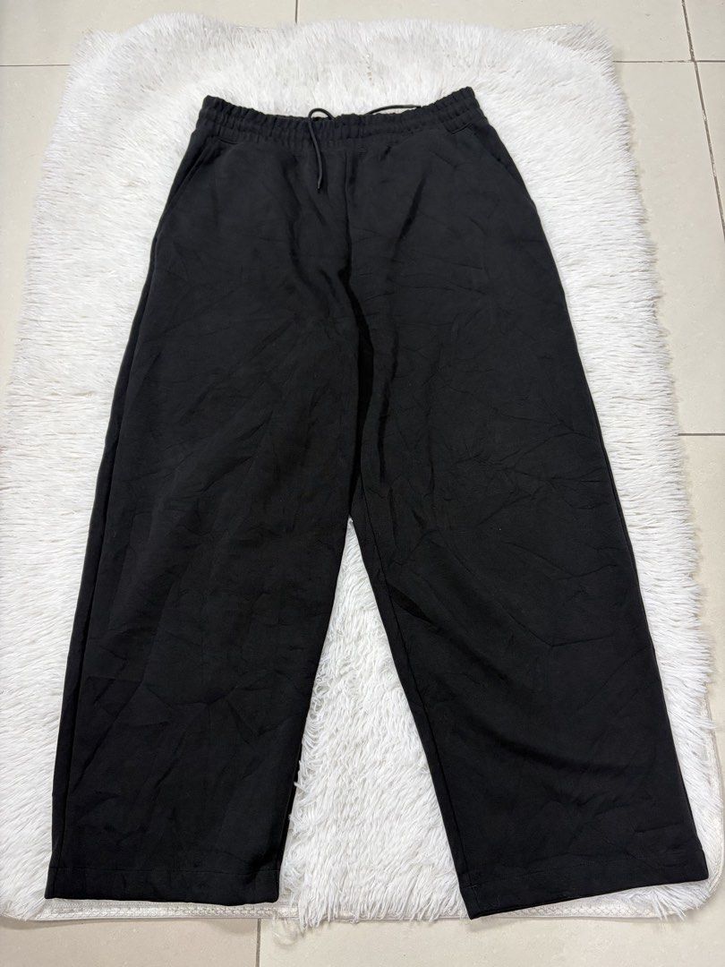 Uniqlo C Sweat Wide Pants (Category: Joggers) located in Mabalacat. Submitted by uniqllojane_17 (Listing ID 1470600515, Image 2). Description: Size Large on tag 32-40" 40".