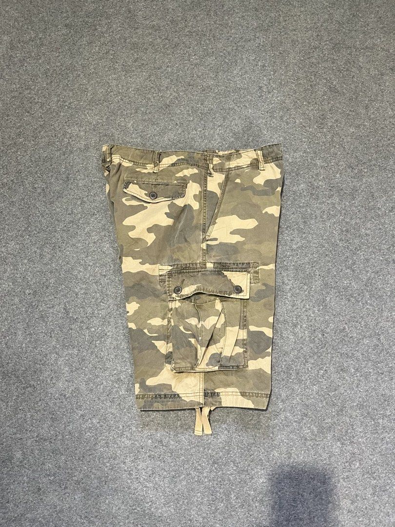 Uniqlo camouflage cargo short (Category: Shorts) located in Lapu Lapu. Submitted by jhonrener41426 (Listing ID 1470613765, Image 3). Description: Size 34 Length-22 Leg opening-11 Excellent condition Color rate 9.5/10 Authentic Issue none .
