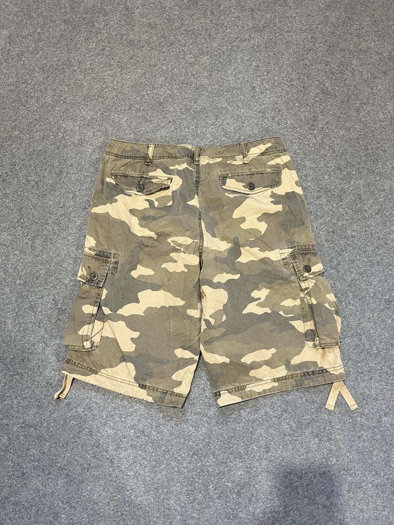 Uniqlo camouflage cargo short (Category: Shorts) located in Lapu Lapu. Submitted by jhonrener41426 (Listing ID 1470613765, Image 2). Description: Size 34 Length-22 Leg opening-11 Excellent condition Color rate 9.5/10 Authentic Issue none .