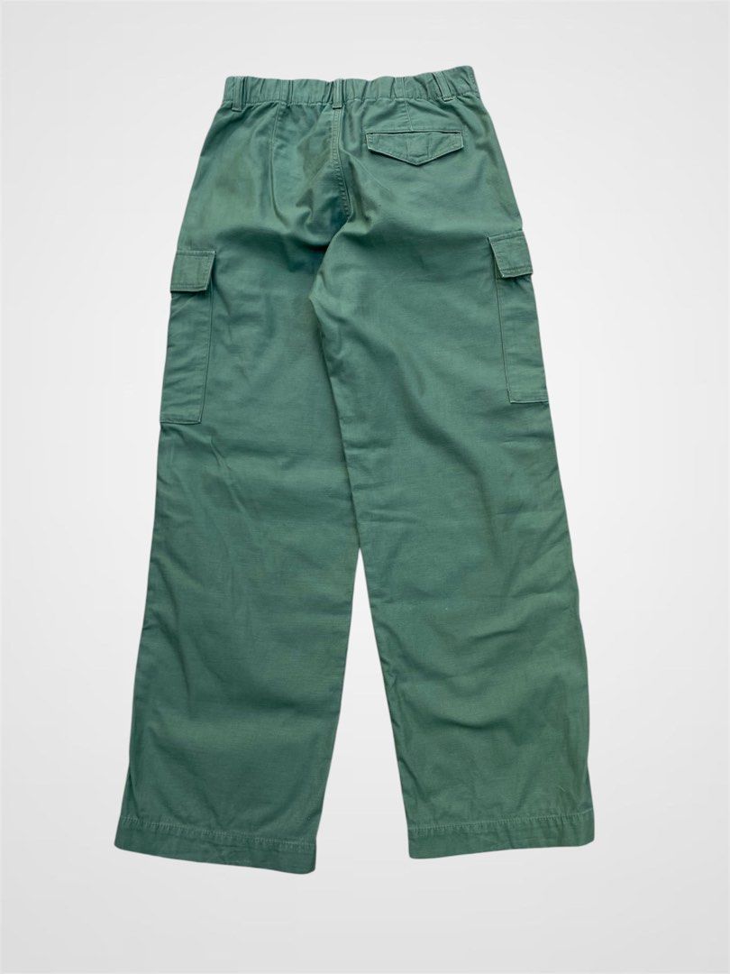 Uniqlo Cargo baggy (Category: Jeans) located in Bauang. Submitted by thriftydetrese (Listing ID 1470669429, Image 2). Description: Uniqlo Baggy Cargo Pants Sage Green W- 30 L- 39 H- 9 No issue Brand new Condition .