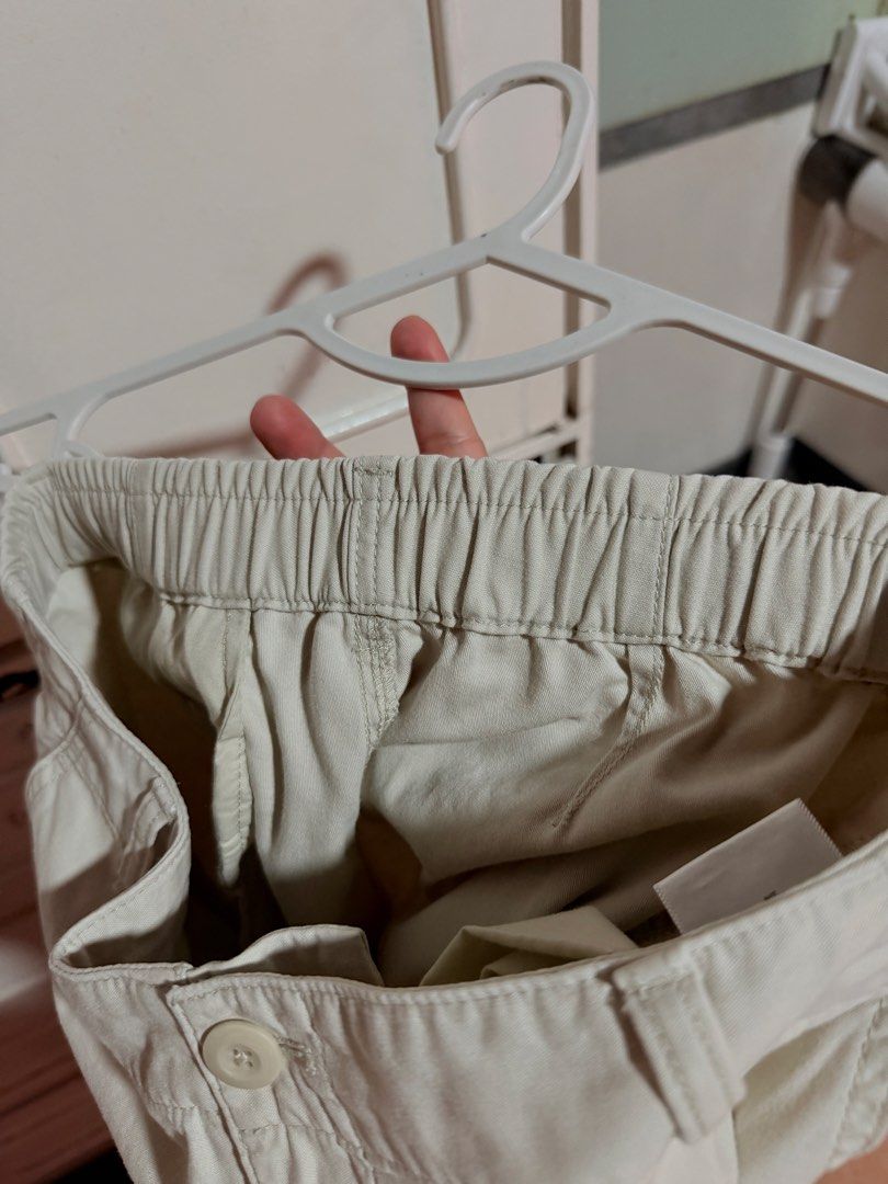 Uniqlo Cargo Pants in Beige (Category: Other Bottoms) located in Quezon City. Submitted by celinecabrera (Listing ID 1470719937, Image 3). Description: - Features: Elastic waistband with button closure, belt loops, and multiple side and back cargo pockets - Fits waist 33-34.