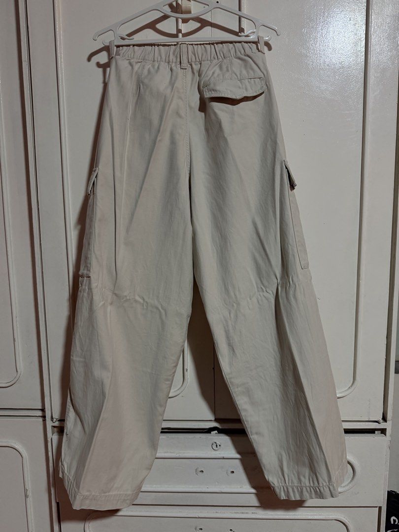Uniqlo Cargo Pants in Beige (Category: Other Bottoms) located in Quezon City. Submitted by celinecabrera (Listing ID 1470719937, Image 2). Description: - Features: Elastic waistband with button closure, belt loops, and multiple side and back cargo pockets - Fits waist 33-34.