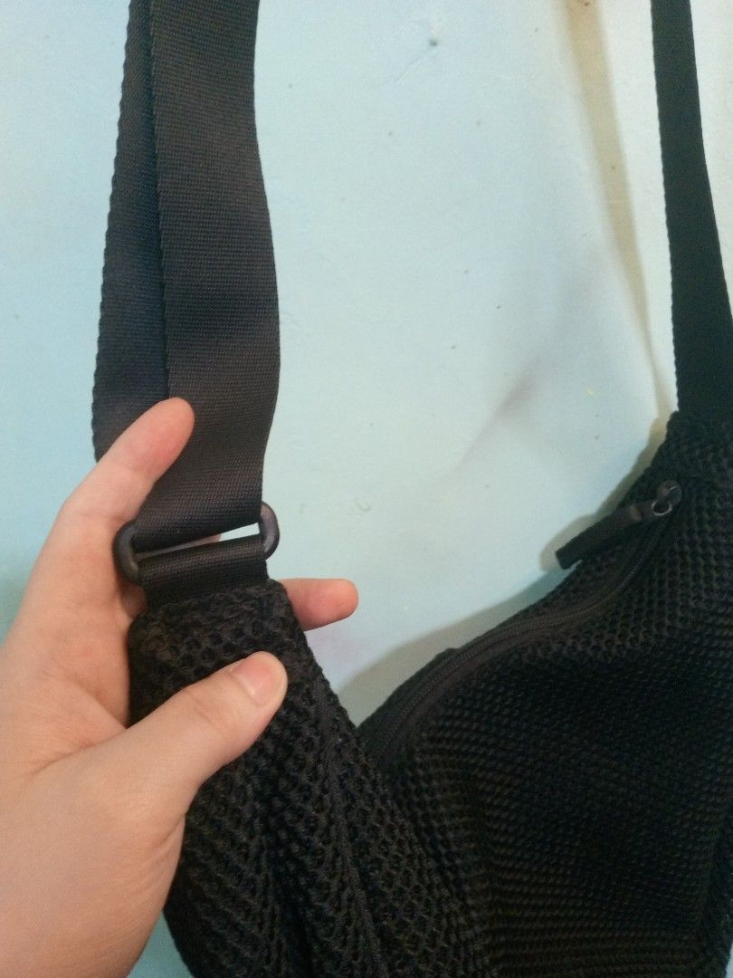 uniqlo crossbody bag (Category: Cross-body Bags) located in Manila. Submitted by mjfinds.ph (Listing ID 1470721388, Image 3). Description: UNIQLO CROSSBODY BAG FOR SALE 👜 💰 Price: ₱350 ONLY! Looking for a simple and stylish everyday bag? Get this UNIQLO crossbody bag at an affordable price! ✅ UNIQLO crossbody bag ✨ Minimalist and easy to style 🎒 Perfect for everyday use, errands, and travel 📍 Location: Pasay City 📩 Message me for inquiries! 