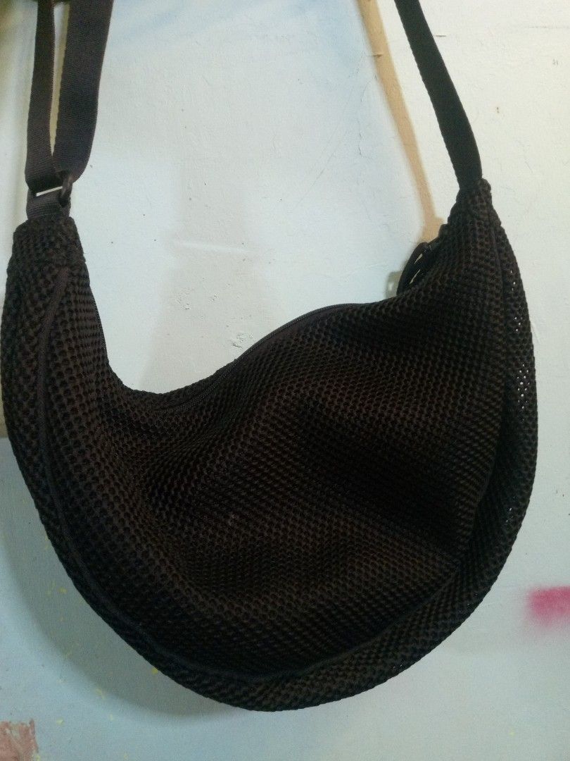 uniqlo crossbody bag (Category: Cross-body Bags) located in Manila. Submitted by mjfinds.ph (Listing ID 1470721388, Image 2). Description: UNIQLO CROSSBODY BAG FOR SALE 👜 💰 Price: ₱350 ONLY! Looking for a simple and stylish everyday bag? Get this UNIQLO crossbody bag at an affordable price! ✅ UNIQLO crossbody bag ✨ Minimalist and easy to style 🎒 Perfect for everyday use, errands, and travel 📍 Location: Pasay City 📩 Message me for inquiries! 