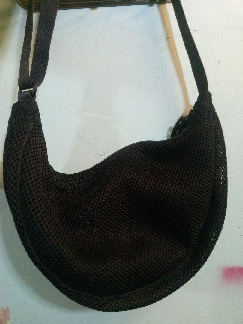 uniqlo crossbody bag (Category: Cross-body Bags) located in Manila. Submitted by mjfinds.ph (Listing ID 1470721388, Image 1). Description: UNIQLO CROSSBODY BAG FOR SALE 👜 💰 Price: ₱350 ONLY! Looking for a simple and stylish everyday bag? Get this UNIQLO crossbody bag at an affordable price! ✅ UNIQLO crossbody bag ✨ Minimalist and easy to style 🎒 Perfect for everyday use, errands, and travel 📍 Location: Pasay City 📩 Message me for inquiries! 