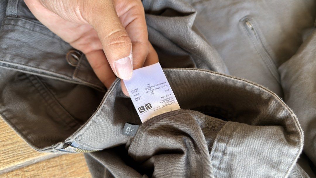 UNIQLO GREY BLOUSON (Category: Coats, Jackets and Outerwear) located in Manila. Submitted by urban.vintage (Listing ID 1470587920, Image 3). Description: ISSUE: NONE (NEED WASH) MOP :GCASH (NO COD) SHIP VIA: LALAMOVE & J&T LOCATION: PASIG CITY LENGTH: 25-26 WIDTH : 23-24.