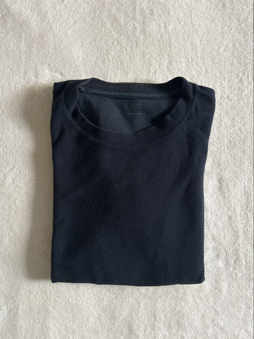 Uniqlo HEATTECH Crew Neck Longsleeve (Category: Coats, Jackets and Outerwear) located in Carigara. Submitted by abiesclutter (Listing ID 1470619905, Image 1). Description: Brand: Uniqlo Size: M Made in: Indonesia Condition: Signs of usage and discoloration.
