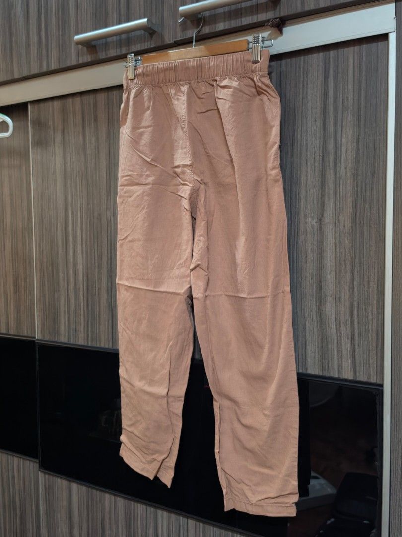 Uniqlo Light Brown Garter Pants (Category: Other Bottoms) located in Quezon City. Submitted by snowflakes.specials (Listing ID 1470575604, Image 3). Description: Size S With signs of usage Good condition.