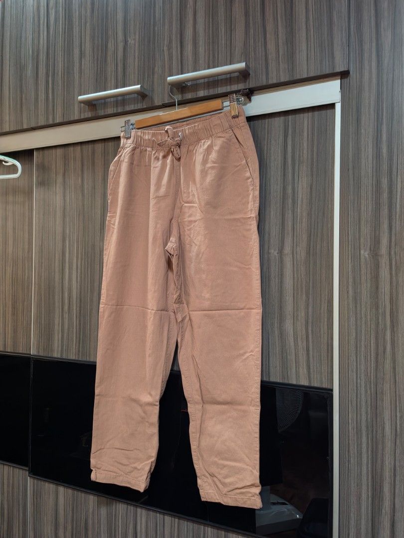 Uniqlo Light Brown Garter Pants (Category: Other Bottoms) located in Quezon City. Submitted by snowflakes.specials (Listing ID 1470575604, Image 1). Description: Size S With signs of usage Good condition.
