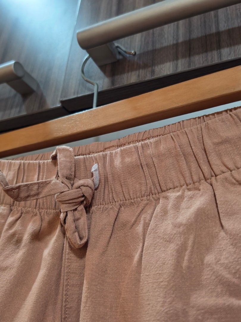 Uniqlo Light Brown Garter Pants (Category: Other Bottoms) located in Quezon City. Submitted by snowflakes.specials (Listing ID 1470575604, Image 2). Description: Size S With signs of usage Good condition.