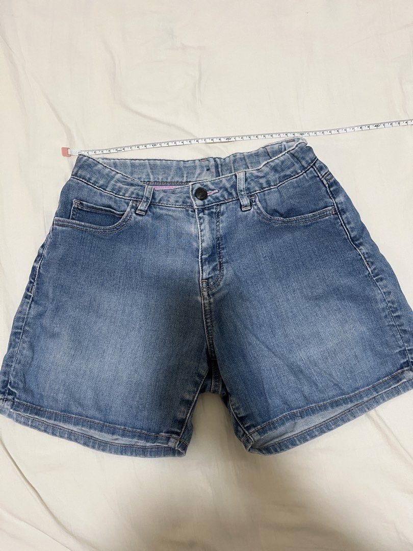 Uniqlo Light Washed Blue Denim Shorts (Category: Shorts) located in Baguio. Submitted by nailongdeclutters (Listing ID 1470643496, Image 2). Description: ⭐Color: light washed denim ⭐Material: soft denim ⭐Size: extra small to small ⭐Complete and working closure, zipper, and pockets.