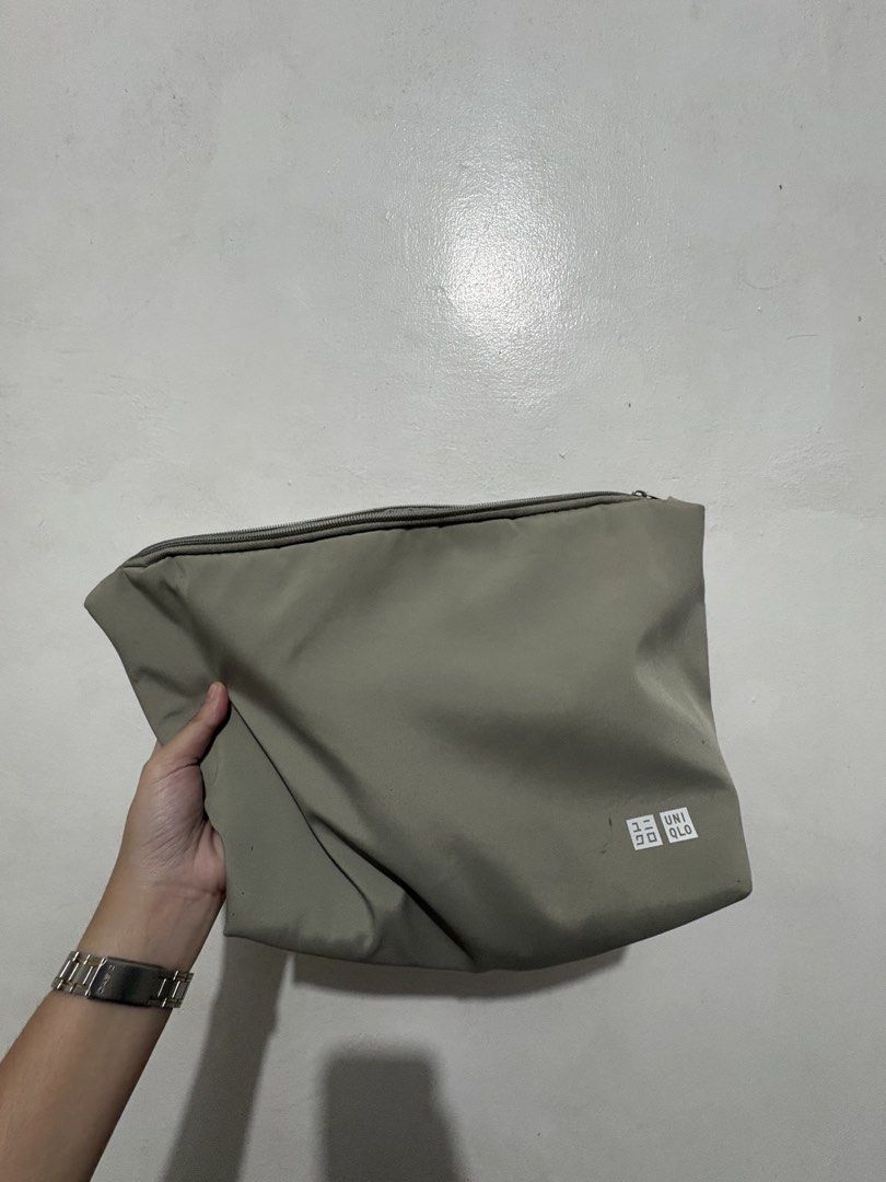 Uniqlo Lunch Bag (Category: Cross-body Bags) located in Makati City. Submitted by wisefox.86cdd7 (Listing ID 1470671063, Image 1). Description: - Brand: Uniqlo - Color: Grey - Closure: Top zipper with adjustable strap - Interior: Silver insulated foil lining (keeps items cool or warm) - Details: Small Uniqlo box logo on the bottom right front - Condition: Clean interior, well-maintained overall.