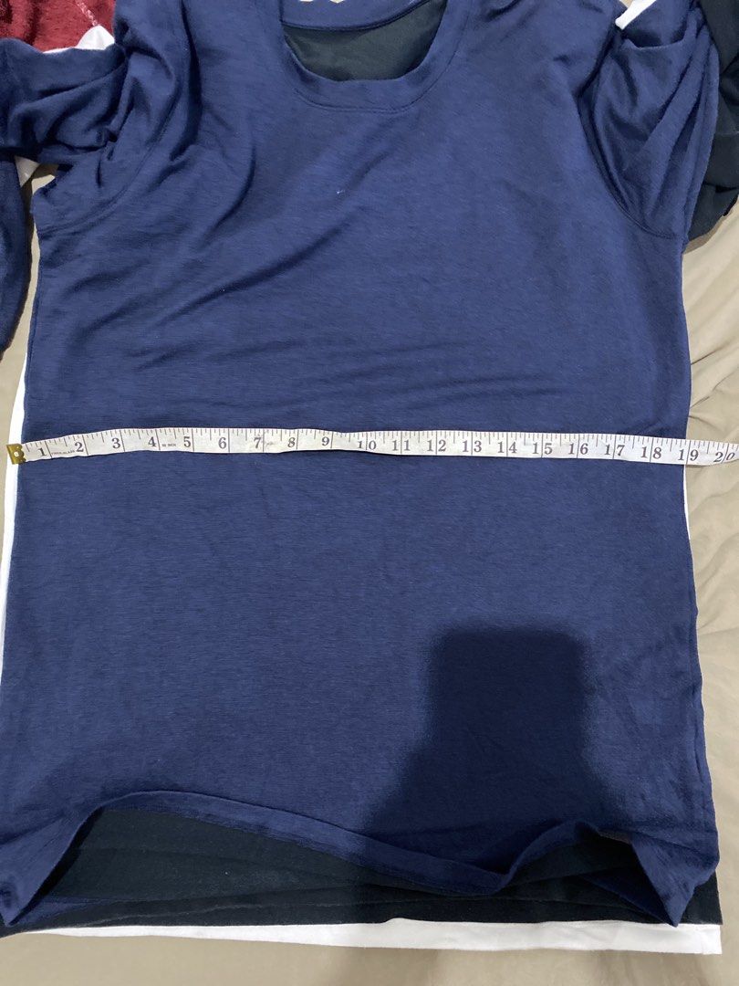 UNIQLO MEN LARGE EXTRA WARM HEATTECH BUNDLE (Category: Tshirts & Polo Shirts ) located in Quezon City. Submitted by pinkylivar (Listing ID 1470602244, Image 3). Description: Size - Large Color- black, white, blue Issue- sign of usage konting himulmol, stain sa white but in very good condition p din po Take all for 500php.