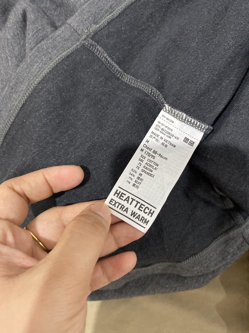 UNIQLO MEN MEDIUM EXTRA WARM HEATTECH BUNDLE (Category: Tshirts & Polo Shirts ) located in Quezon City. Submitted by pinkylivar (Listing ID 1470601053, Image 3). Description: Size - medium Color- black, gray Issue- none, in excellent condition Take all for 1,000 php.