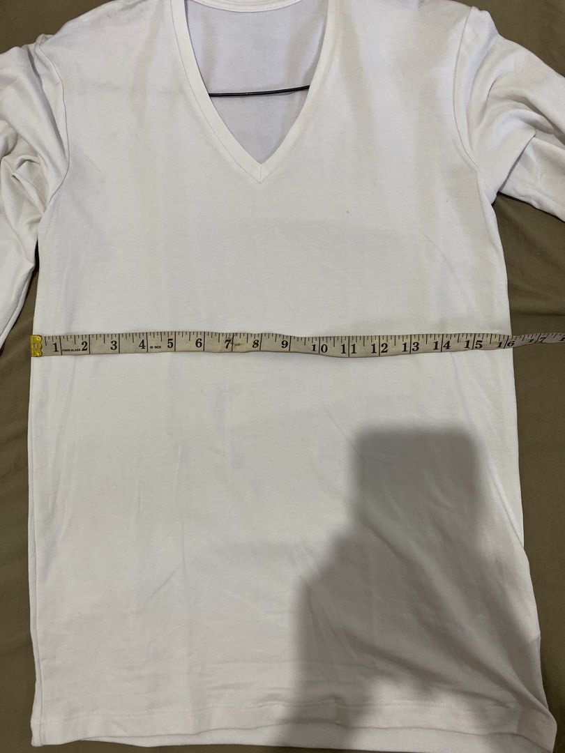 UNIQLO MEN SMALL EXTRA WARM HEATTECH (Category: Tshirts & Polo Shirts ) located in Quezon City. Submitted by pinkylivar (Listing ID 1470603419, Image 3). Description: Size - small Color- white Issue - none.