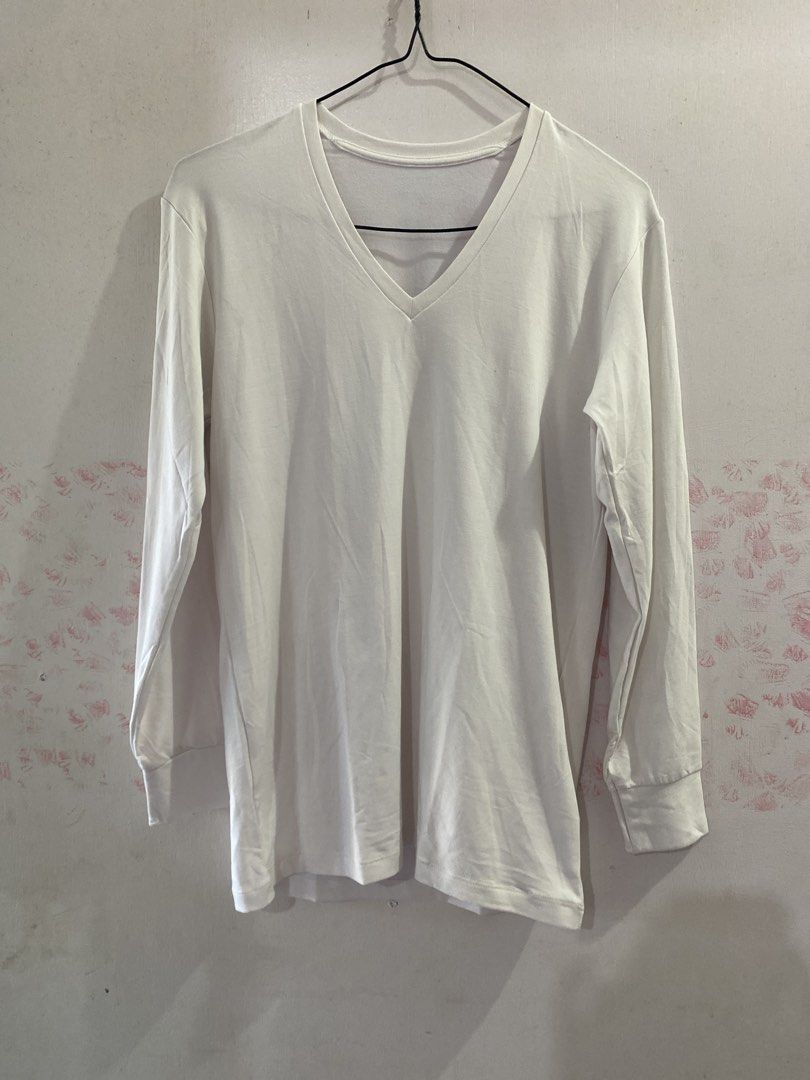 UNIQLO MEN SMALL EXTRA WARM HEATTECH (Category: Tshirts & Polo Shirts ) located in Quezon City. Submitted by pinkylivar (Listing ID 1470603419, Image 1). Description: Size - small Color- white Issue - none.