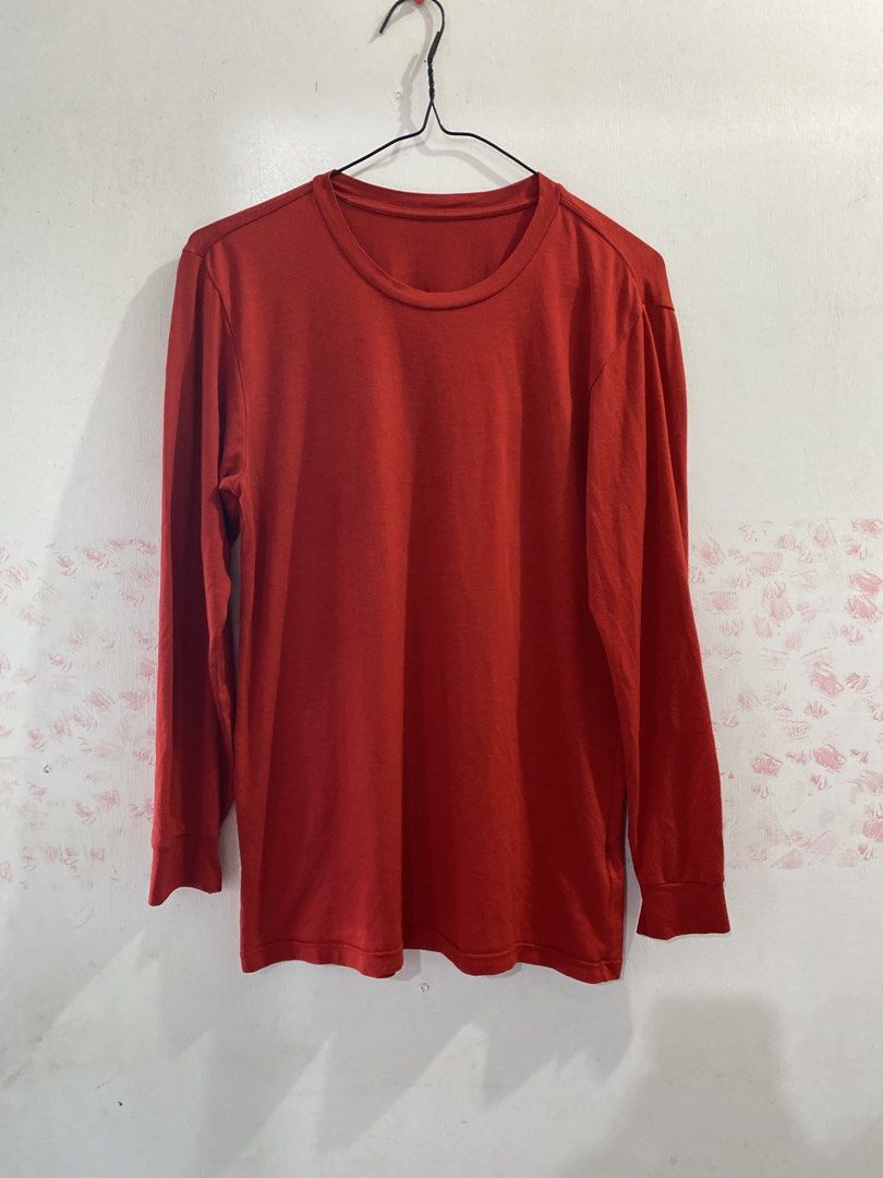 UNIQLO MEN SMALL REGULAR HEATTECH (Category: Tshirts & Polo Shirts ) located in Quezon City. Submitted by pinkylivar (Listing ID 1470603911, Image 1). Description: Size - small Color- red Issue- sign of usage pero good na good pa din po dor inner.