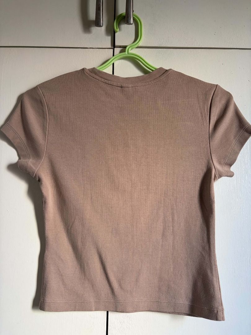 Uniqlo Mini T-Shirt (Category: Shirts) located in Quezon City. Submitted by gruthbue (Listing ID 1470565905, Image 2). Description: 📍Seller Loc.: Quezon City, Metro Manila Payment 1st (GCash/BDO) Grab Express/Lalamove or Meet up.