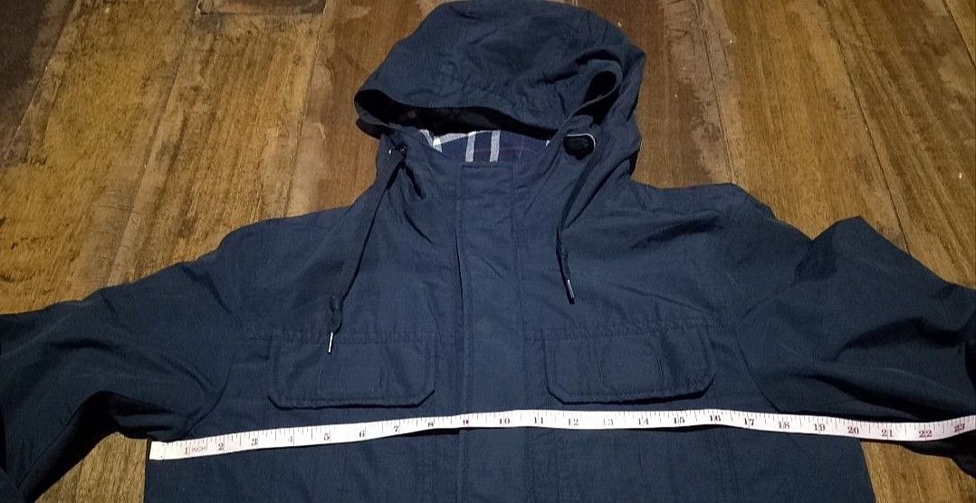 Uniqlo Navy Hooded Jacket Size S (Category: Coats, Jackets and Outerwear) located in Pili. Submitted by emmanuelmotos (Listing ID 1470613697, Image 2). Description: FOR SALE UNIQLO MOUNTAIN PARKA NAVY BLUE COLORWAY SMALL ON TAG CAN FIT SMALL TO MEDIUM 20 WIDTH 26 LENGTH VERY GOOD CONDITION.