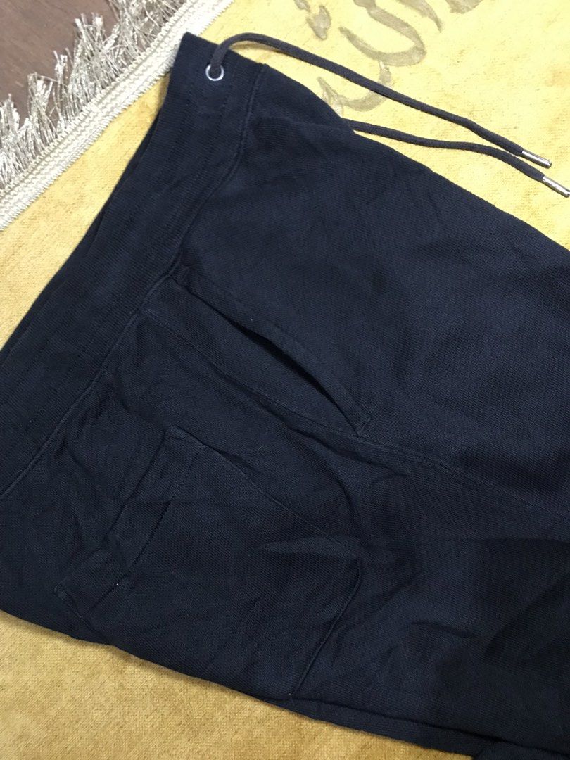 Uniqlo Navy Sweatpants Joggers Drawstring (Category: Joggers) located in Mati. Submitted by abu_razmey (Listing ID 1470729481, Image 3). Description: - Brand/Model: Uniqlo Navy Sweatpants - Size: 80-70 - Material: Comfortable cotton blend (fabric tags attached) - Features: Elastic waistband with matching drawstring, two side pockets, one back pocket, and ribbed ankle cuffs - Condition: Great for daily wear and lounging - Origin: Made in China.