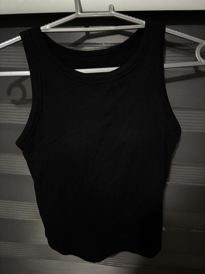 uniqlo padded black tank top (Category: Sleeveless) located in Manila. Submitted by iyahpreloved_ (Listing ID 1470702833, Image 1). Description: size M used once! .