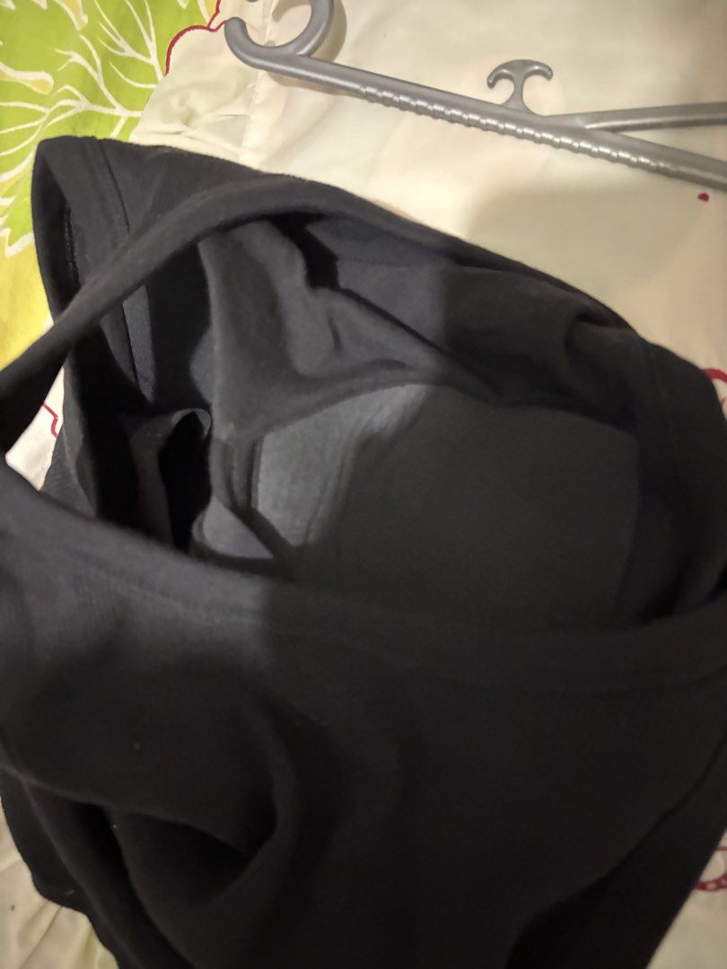 uniqlo padded black tank top (Category: Sleeveless) located in Manila. Submitted by iyahpreloved_ (Listing ID 1470702833, Image 2). Description: size M used once! .